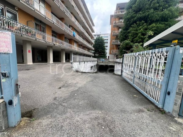 locale commerciale in vendita a Rivoli in zona Cascine Vica