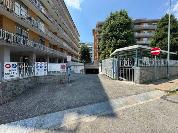 locale commerciale in vendita a Rivoli in zona Cascine Vica