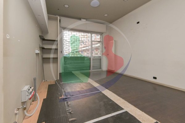 locale commerciale in vendita a Rivoli in zona Cascine Vica