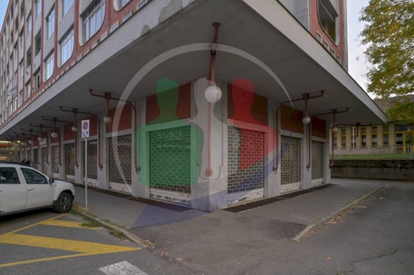 locale commerciale in vendita a Rivoli in zona Cascine Vica