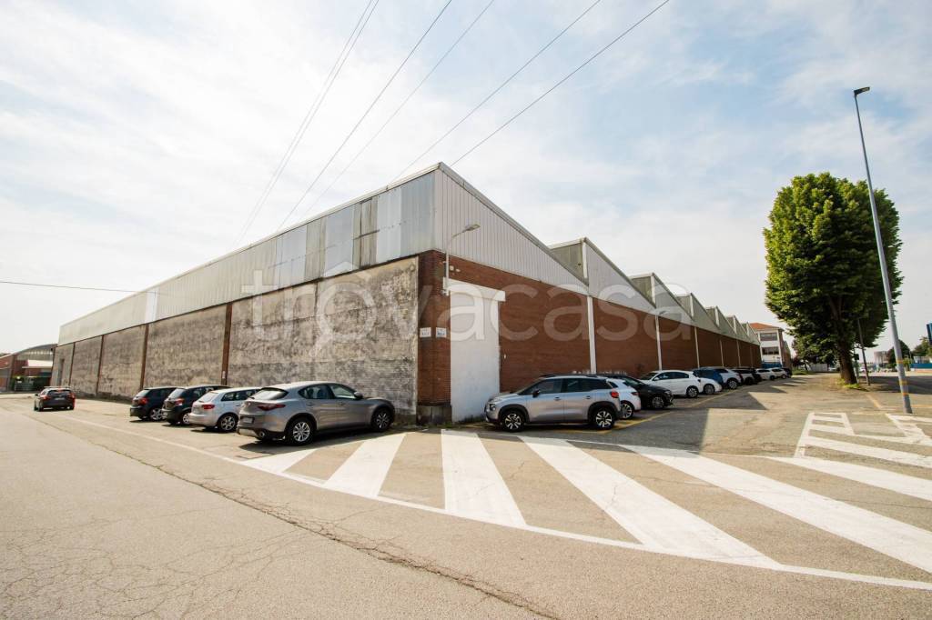 locale commerciale in vendita a Rivoli in zona Cascine Vica