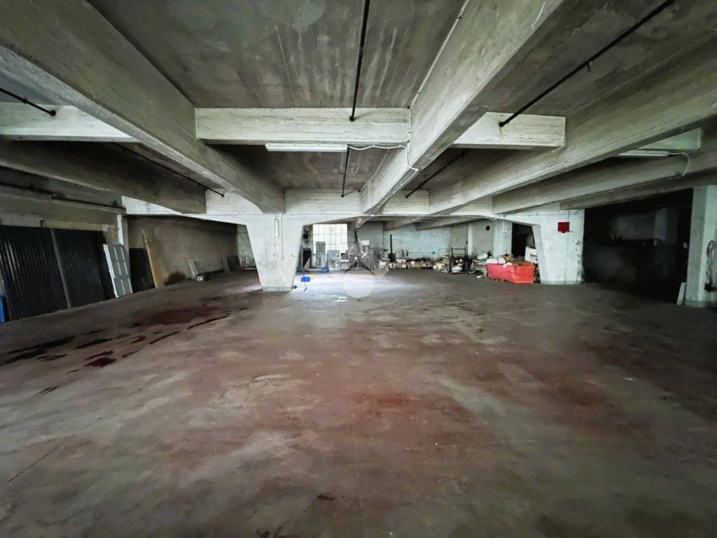 locale commerciale in vendita a Rivoli in zona Cascine Vica