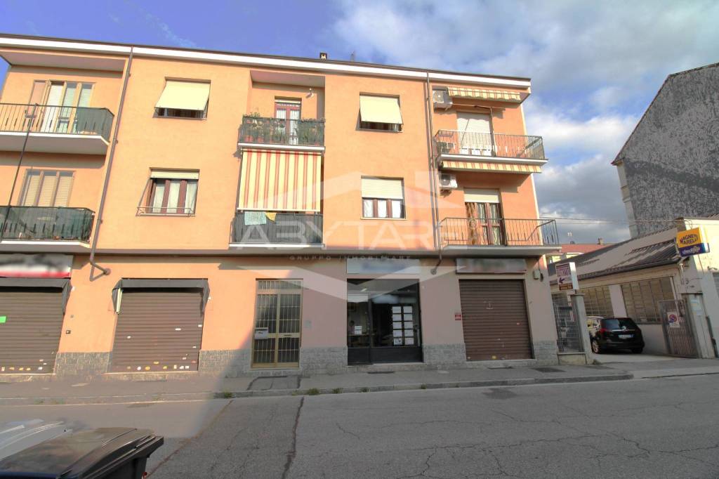 negozio in vendita a Rivoli in zona Cascine Vica