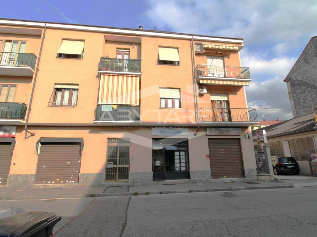 negozio in vendita a Rivoli in zona Cascine Vica