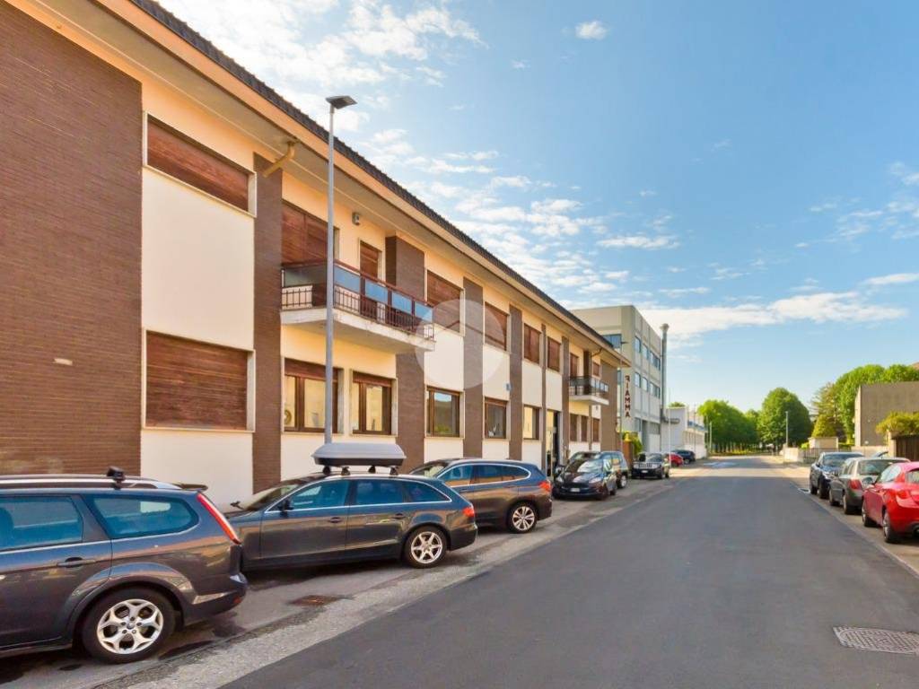 locale commerciale in vendita a Rivoli in zona Cascine Vica