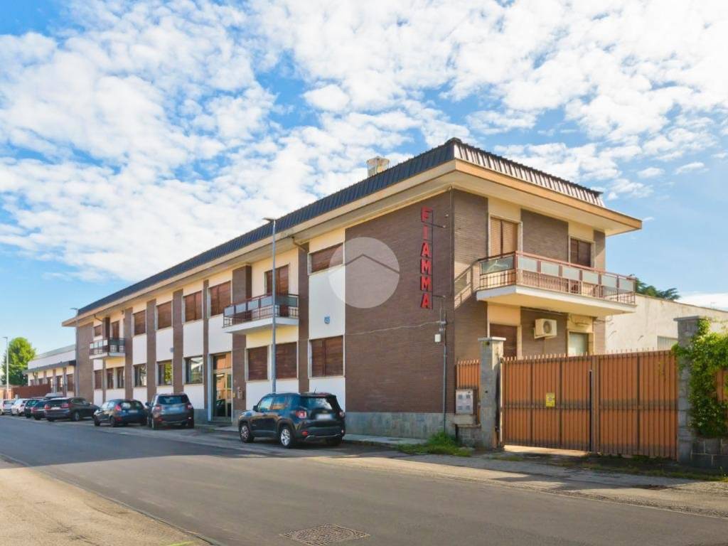 locale commerciale in vendita a Rivoli in zona Cascine Vica