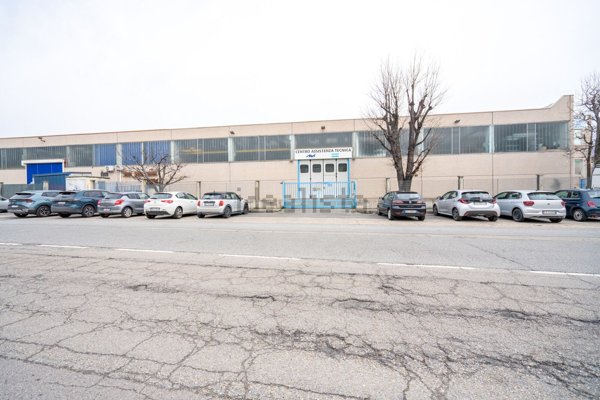 locale commerciale in vendita a Rivoli in zona Cascine Vica