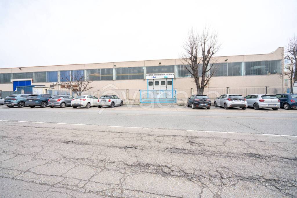 locale commerciale in vendita a Rivoli in zona Cascine Vica