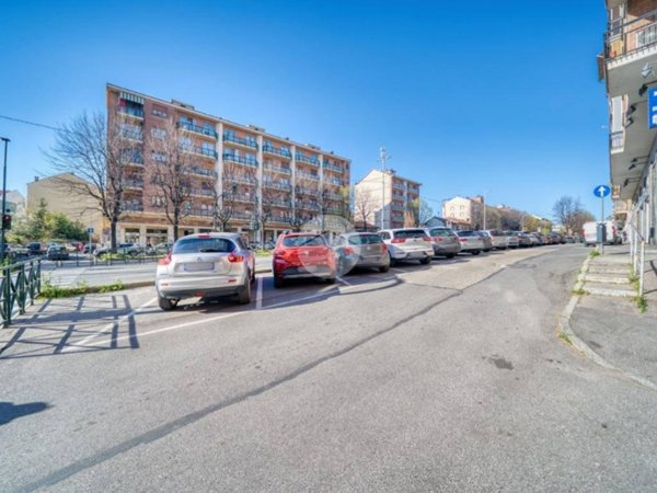 negozio in vendita a Rivoli in zona Cascine Vica