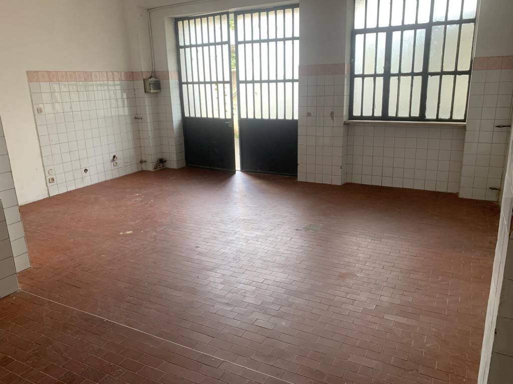 locale commerciale in vendita a Rivoli in zona Cascine Vica