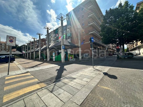 locale commerciale in vendita a Rivoli in zona Cascine Vica