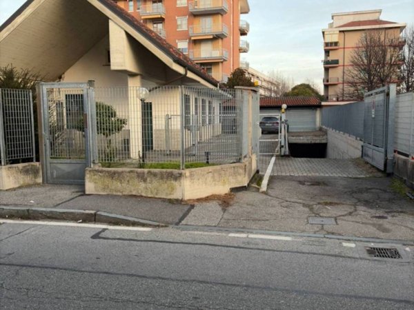 locale di sgombero in vendita a Rivoli