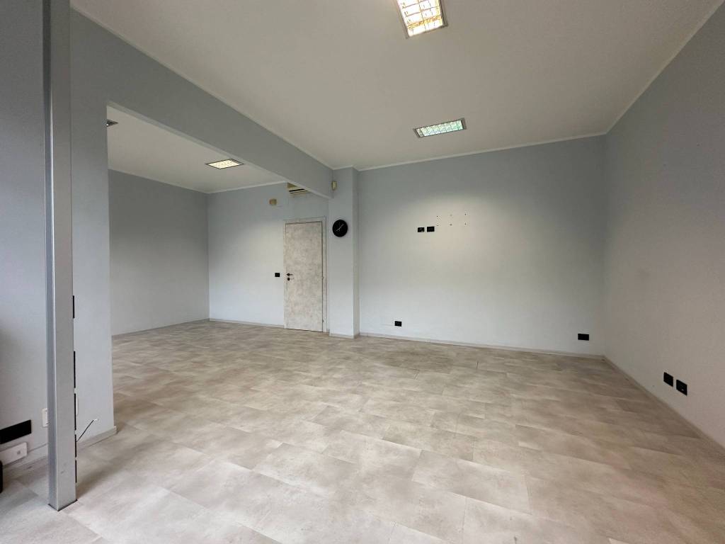 negozio in vendita a Rivoli in zona Cascine Vica