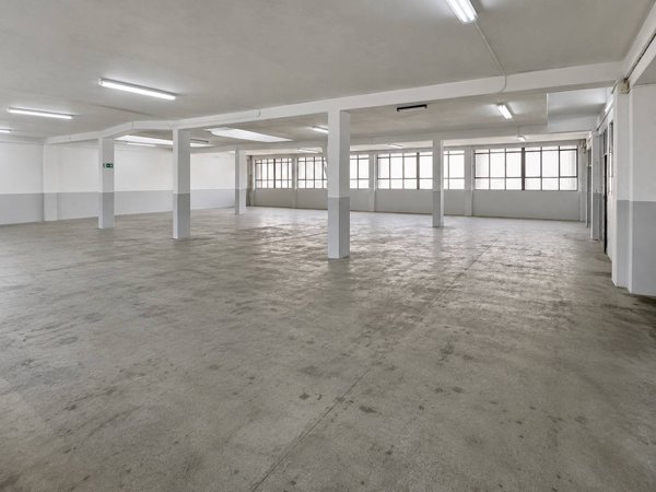 locale commerciale in vendita a Rivoli in zona Cascine Vica