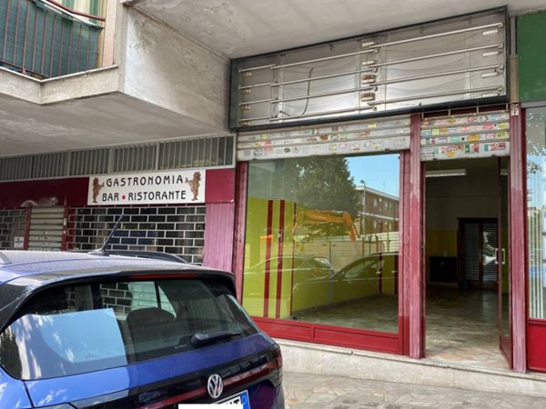 negozio in vendita a Rivoli in zona Cascine Vica