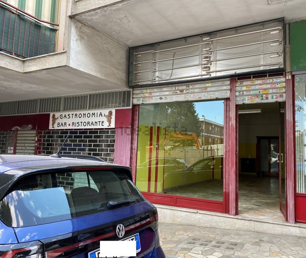 locale commerciale in vendita a Rivoli in zona Cascine Vica
