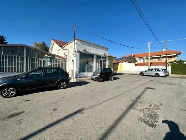 locale commerciale in vendita a Rivoli in zona Cascine Vica