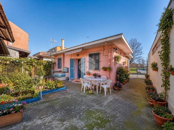 casa indipendente in vendita a Rivoli in zona Cascine Vica