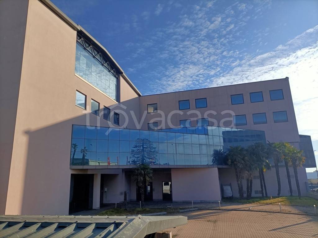 locale commerciale in vendita a Rivoli in zona Cascine Vica