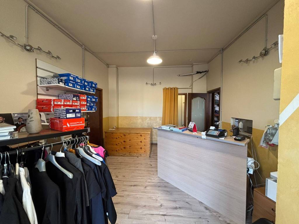 locale commerciale in vendita a Rivoli in zona Cascine Vica