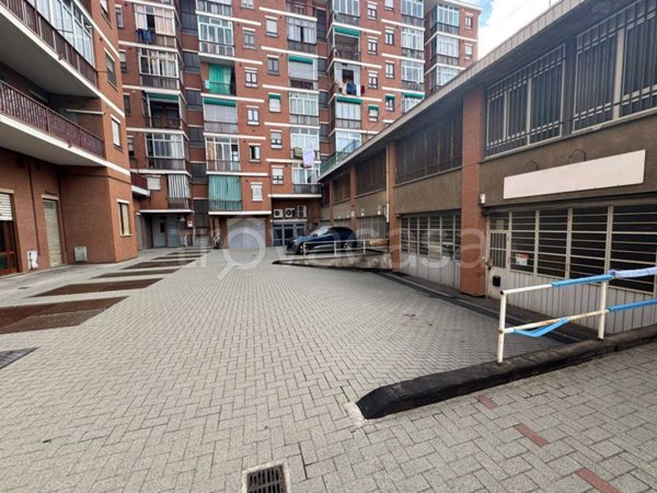 locale commerciale in vendita a Rivoli in zona Cascine Vica