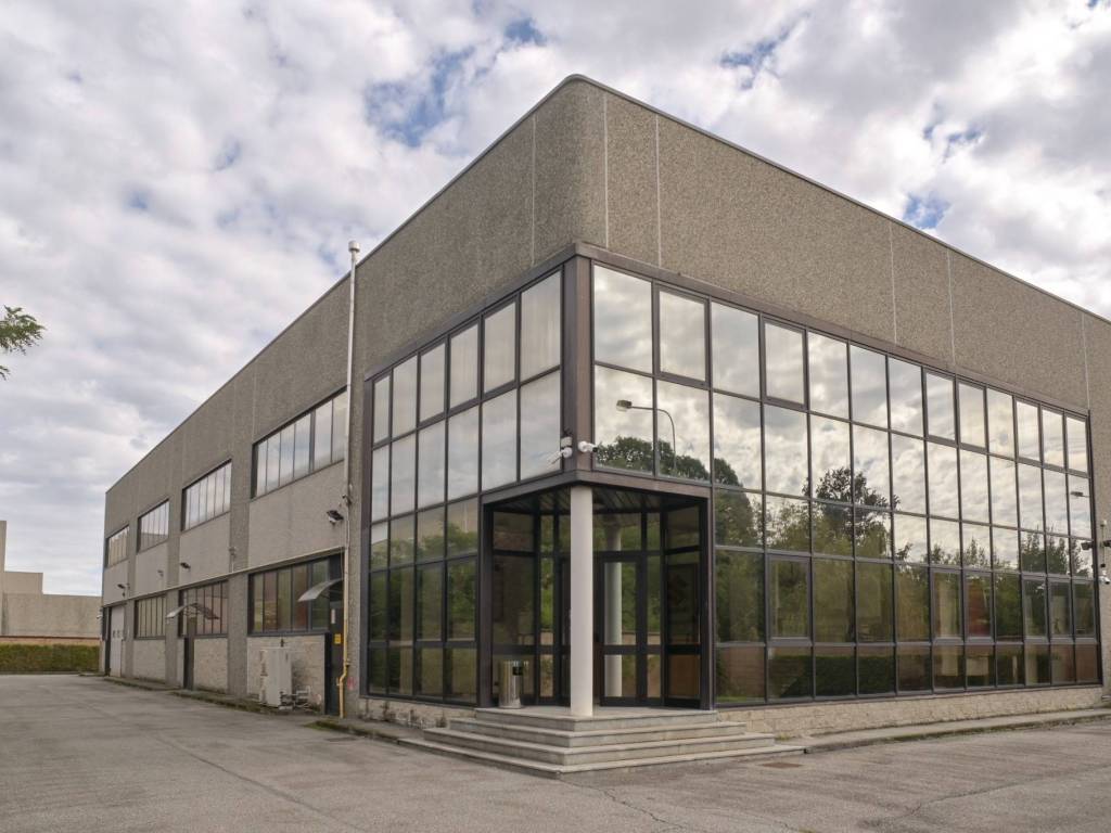 locale commerciale in vendita a Robassomero