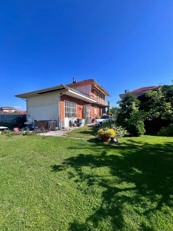 casa indipendente in vendita a Robassomero