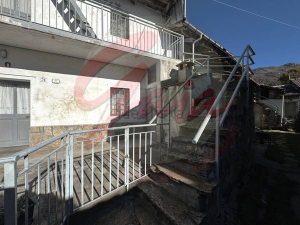 casa semindipendente in vendita a Rocca Canavese