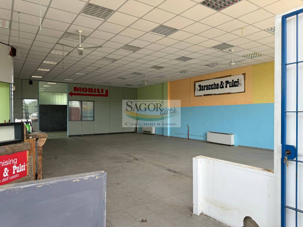 locale commerciale in vendita a Roletto