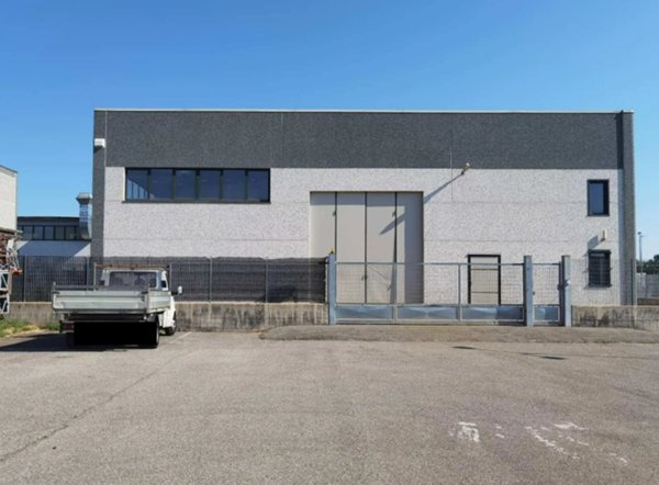 locale di sgombero in vendita a Rondissone