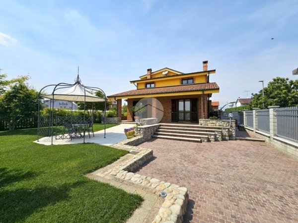 casa indipendente in vendita a Rondissone