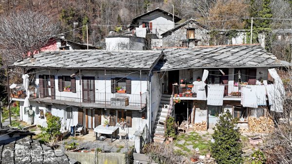 casa indipendente in vendita a Rorà in zona Ruà