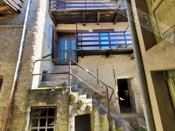 casa indipendente in vendita a Roure in zona Castel del Bosco