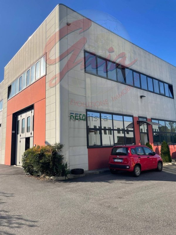 locale di sgombero in vendita a Rosta