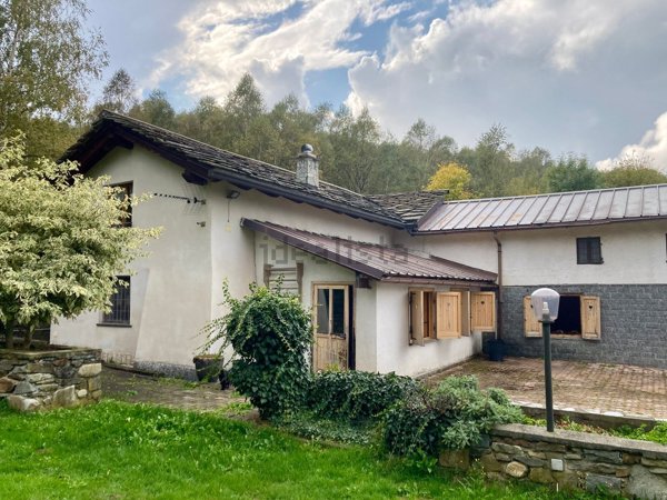 casa indipendente in vendita a Rueglio