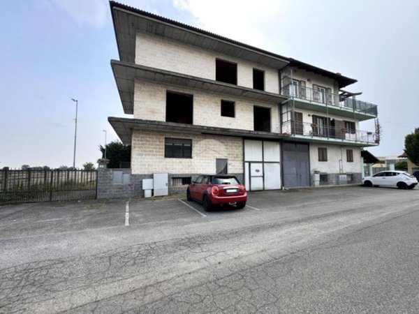 locale commerciale in vendita a Salassa