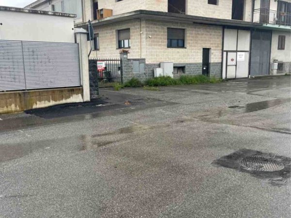 locale commerciale in vendita a Salassa