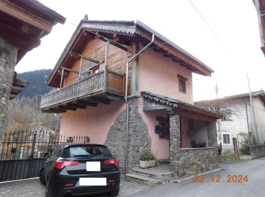 casa indipendente in vendita a Salbertrand in zona Oulme