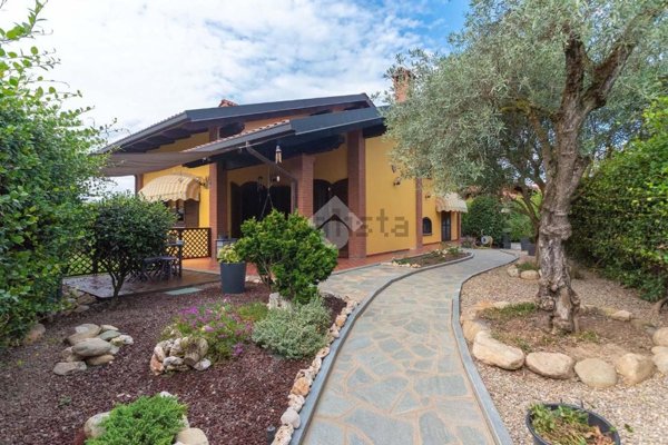 casa indipendente in vendita a San Francesco al Campo
