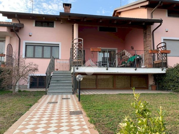 casa indipendente in vendita a San Francesco al Campo