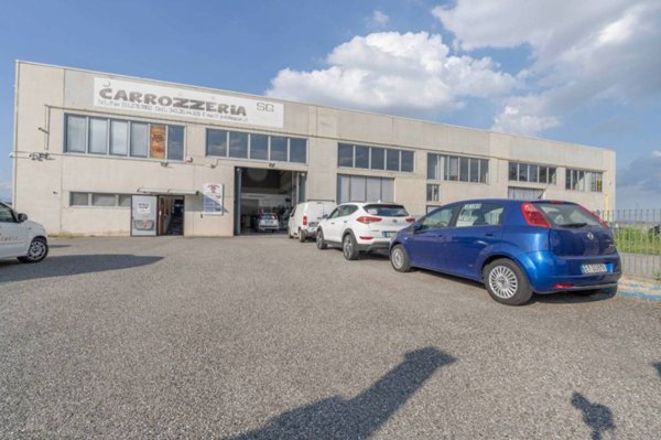 locale commerciale in vendita a San Gillio