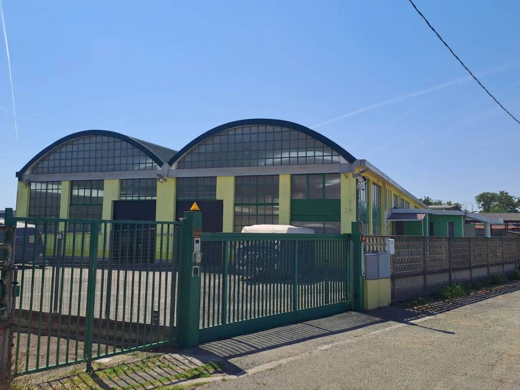 locale commerciale in vendita a San Gillio