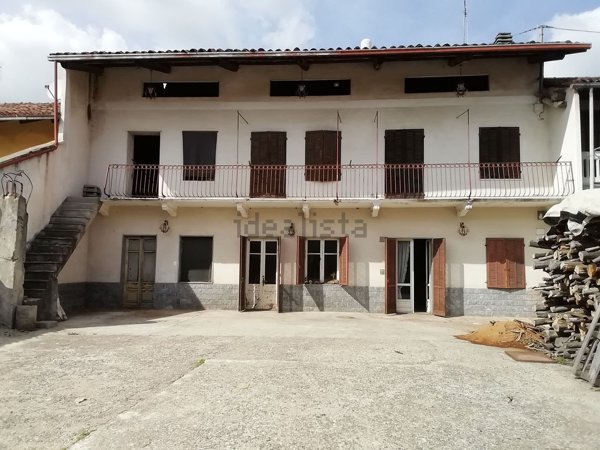 esavano in vendita a San Giusto Canavese