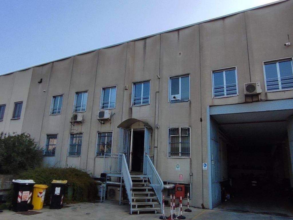 locale commerciale in vendita a San Mauro Torinese in zona Pescarito