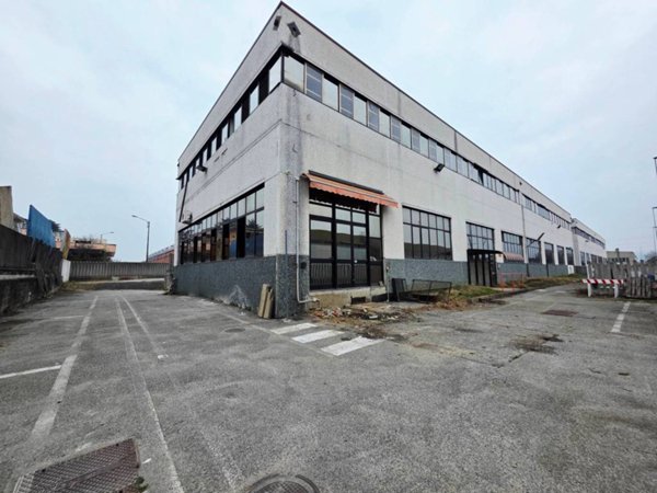 locale commerciale in vendita a San Mauro Torinese in zona Pescarito