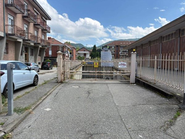 locale commerciale in vendita a San Mauro Torinese in zona Bertoulla