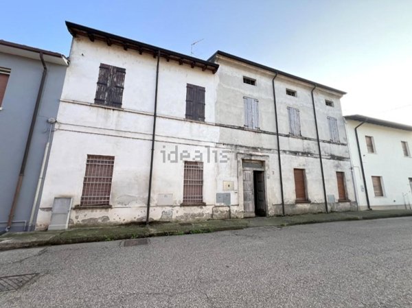 esavano in vendita ad Acquanegra sul Chiese