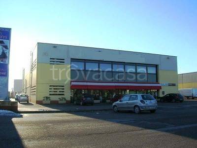 locale commerciale in vendita ad Asola