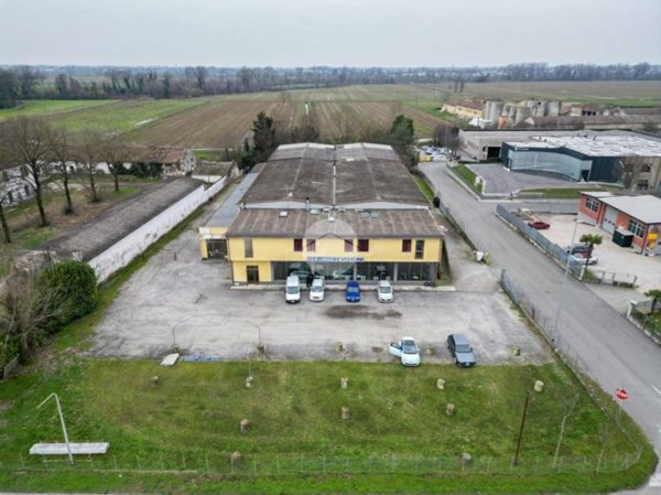 locale commerciale in vendita ad Asola