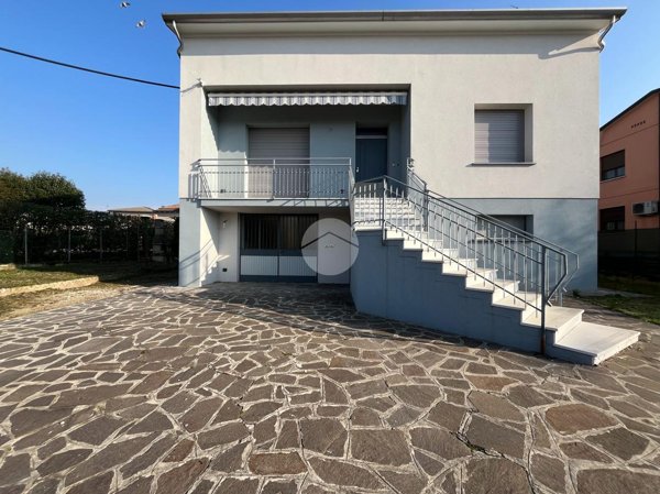 casa indipendente in vendita a Bagnolo San Vito in zona San Biagio